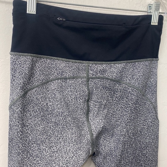 Lululemon black and grey crop leggings size 6 - Picture 6 of 11